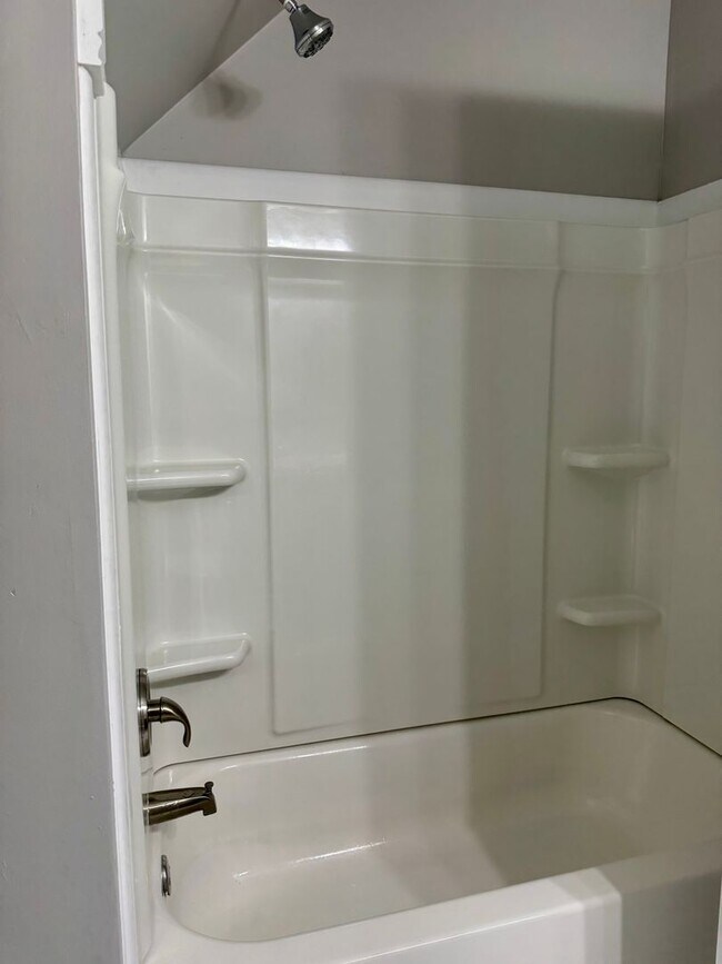 Building Photo - Convenient location! Cute 4 Bed 2 Bath hom...