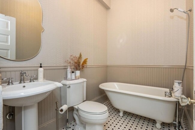 Building Photo - 242 Haralson Ave NE