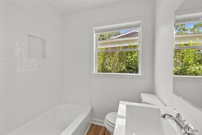 Building Photo - Charming 2 Bedroom, 2 Bathroom house