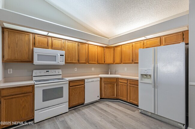 Building Photo - 1836 Manitoba Ct N