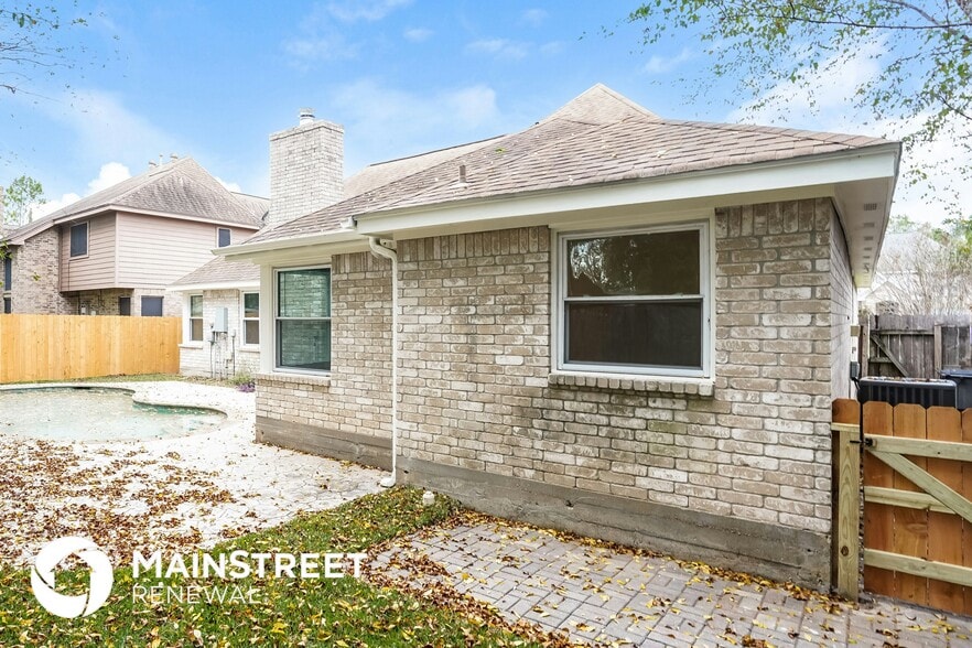 Building Photo - 15619 Fern Ridge Dr