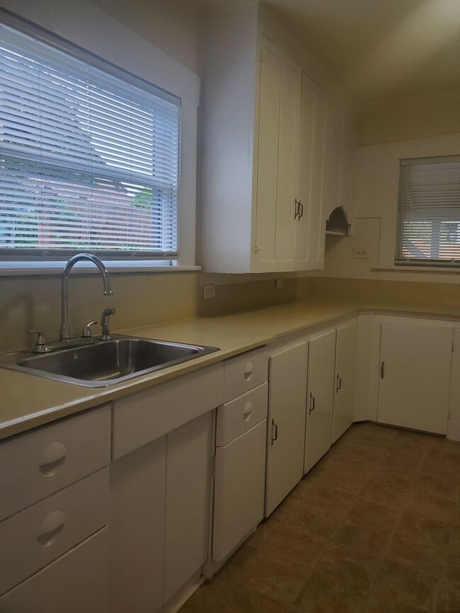 Building Photo - Rent Ready For New Tenants!! 1 Bed, 1 Bath...