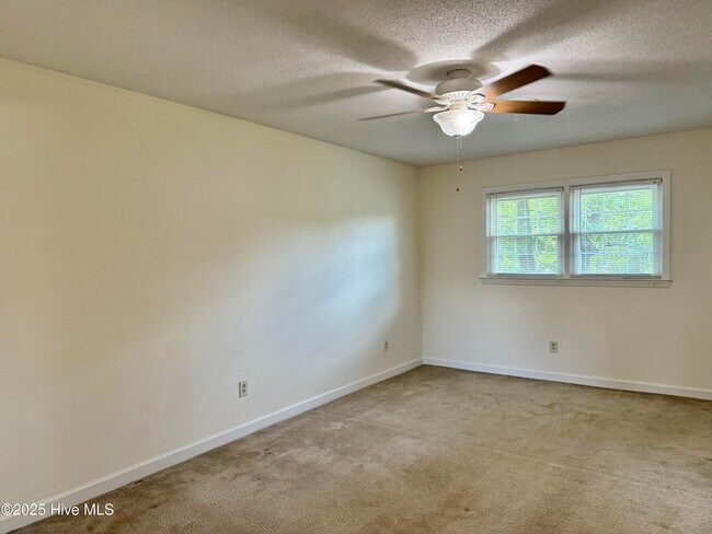 Building Photo - 502 Plantation Dr
