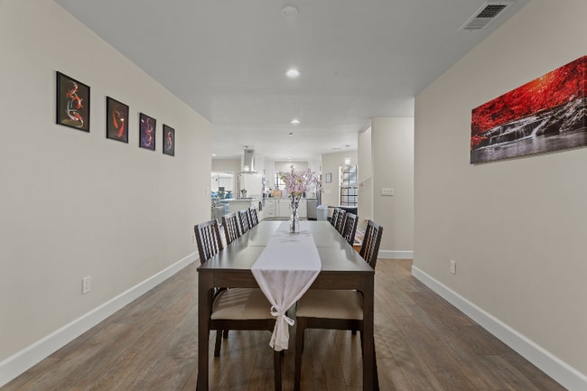 Building Photo - 1015 E Verdugo Ave