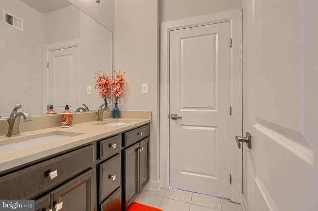 Building Photo - 7142 Starmount Ct