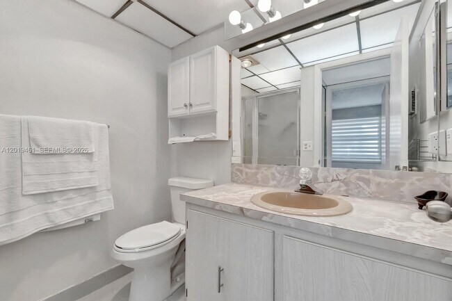 Building Photo - 481 Burgundy P