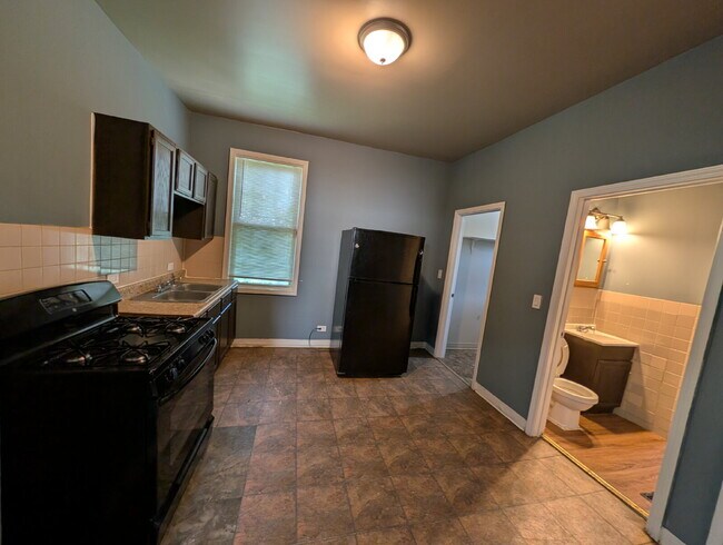 Building Photo - Spacious 1BR/1BA with Off-Street Parking – $1,000/Month