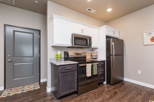 Building Photo - $1,600 | 2 Bedroom, 2 Bathroom Condo | Pet Friendly* | Sublease | Available for May 1st, 2026 Mov...