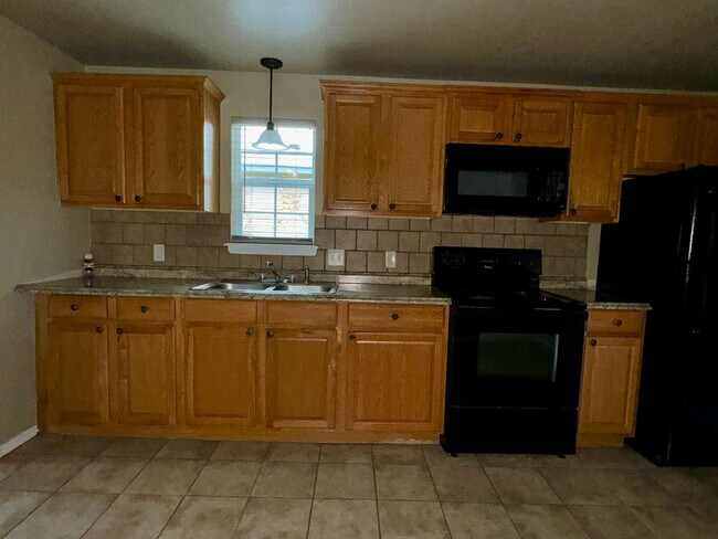 Building Photo - 705 S 5th St