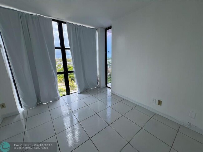 Building Photo - 800 Parkview Dr