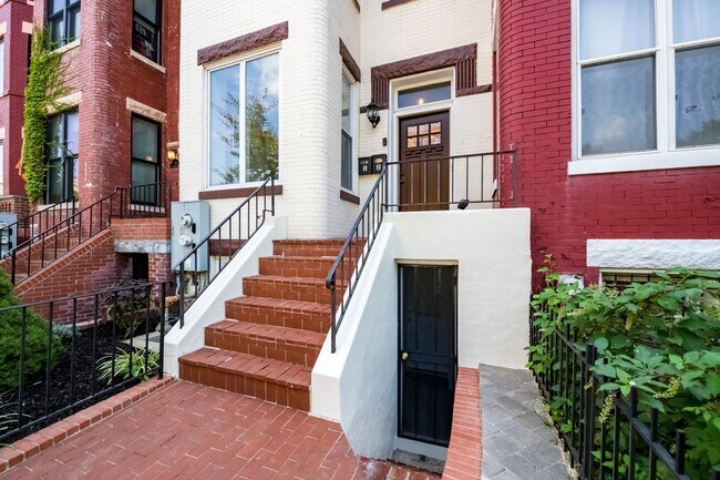 Building Photo - 3 Bed 2.5 Bath - Bloomingdale Condo - 1 Assigned Parking Space