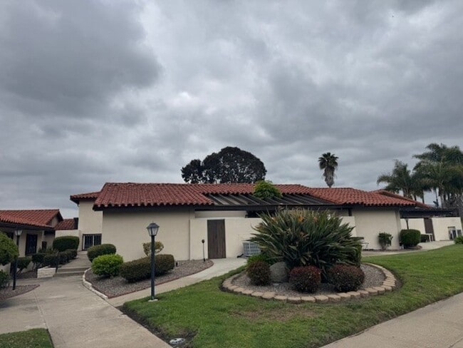 Building Photo - Beautifully Renovated 2-Bedroom Home in Tr...
