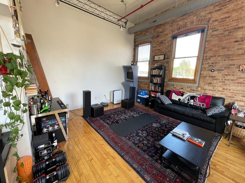East Windoes - 1114 W Belmont Ave