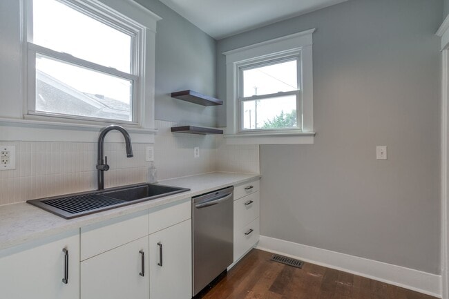 Building Photo - HOUSE FOR RENT