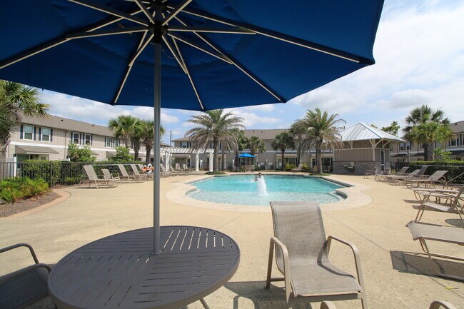 Building Photo - Spacious 3-Bed, 2.5-Bath Townhome Steps from Blue Wahoos Stadium & Palafox Street with Upgraded K...