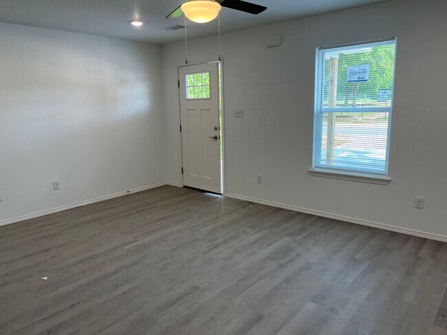 Building Photo - COX-POPLAR ST