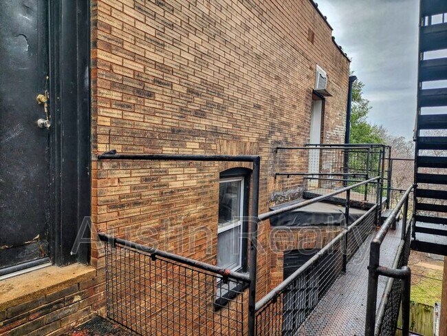 Building Photo - 324 N.Newstead