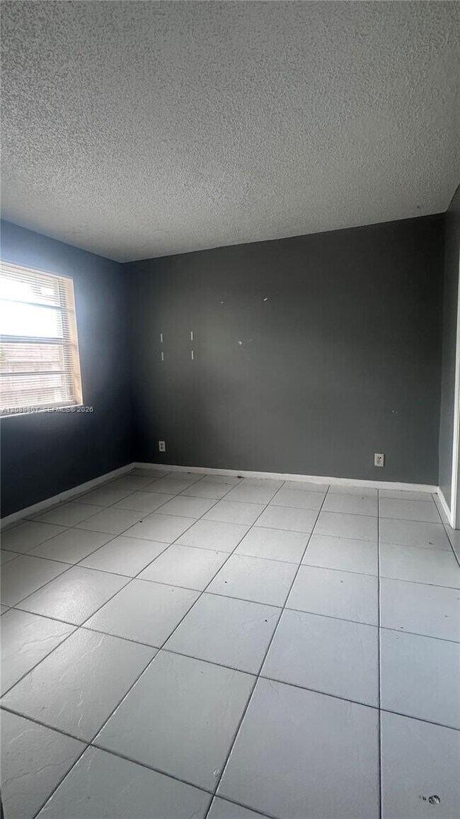 Building Photo - 821 Twin Lakes Dr