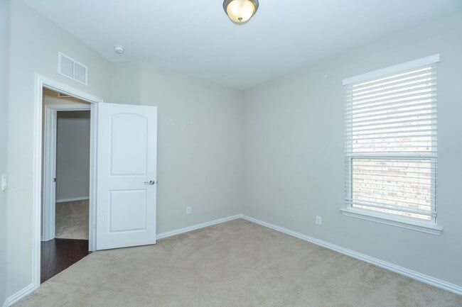 Building Photo - 2813 Barnsley Dr