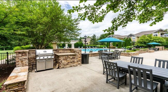 Building Photo - 1024 Cranbrook Dr