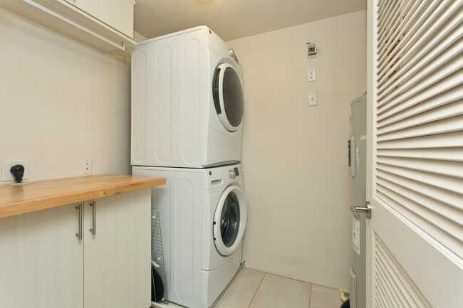Building Photo - Wonderfully located - Three bedroom two ba...