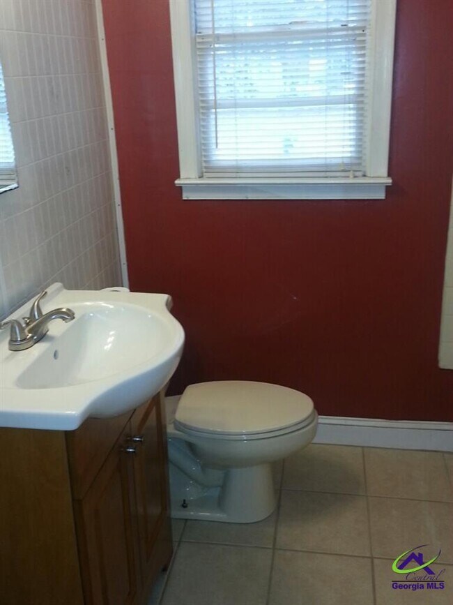 Building Photo - 323 Bernard Dr