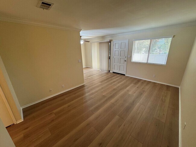 Building Photo - **MOVE-IN SPECIAL!** 2+1.75 Parkside Community Condo in Ventura