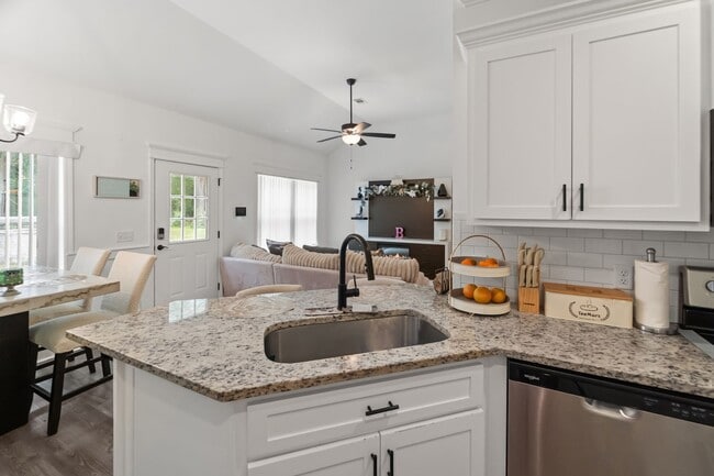 Building Photo - Comfort & Style Meet in This Beautiful 4 Bedroom Midway Home