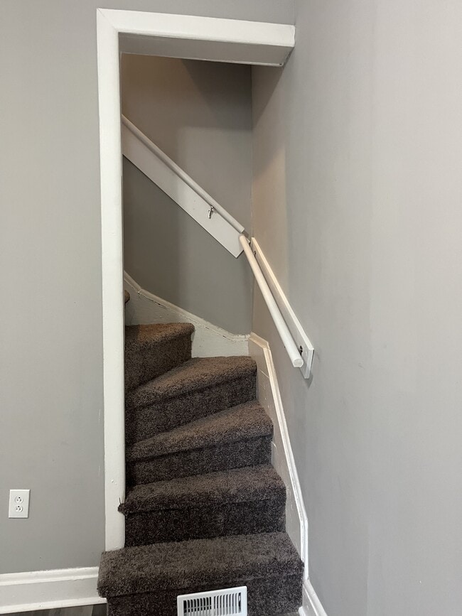 Building Photo - 322 E 11th St