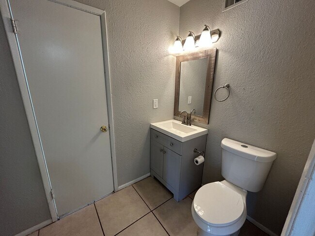 Building Photo - 6046 W Townley Ave