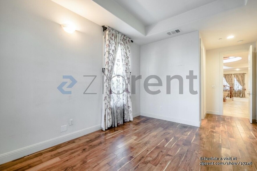 Building Photo - Unit
