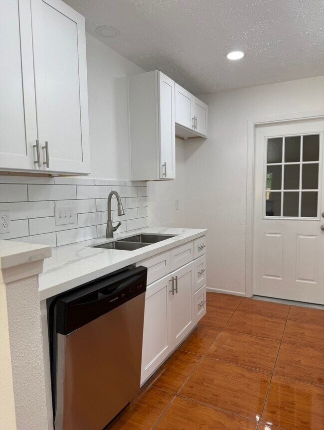 Building Photo - 7535 Roaring Springs Dr