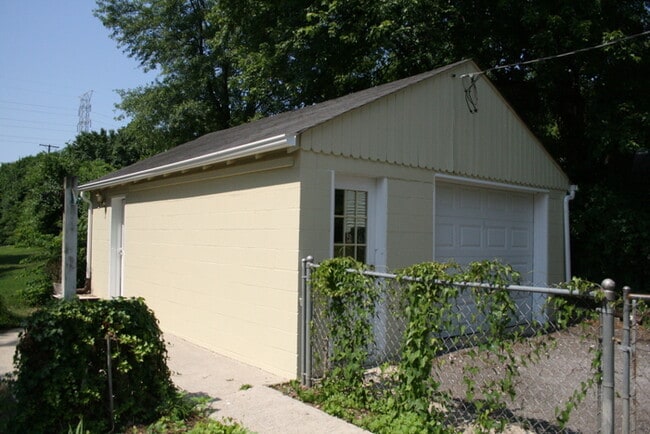 Building Photo - 2833 Colonial Cir