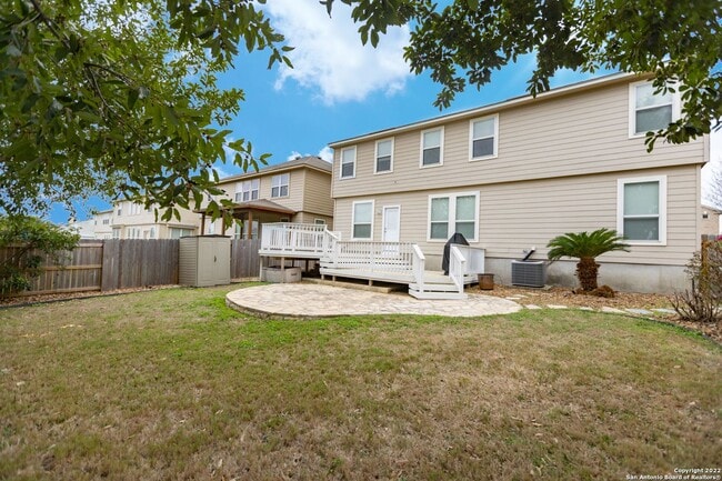 Building Photo - Stunning 5 bedroom 3 full bath home in the...
