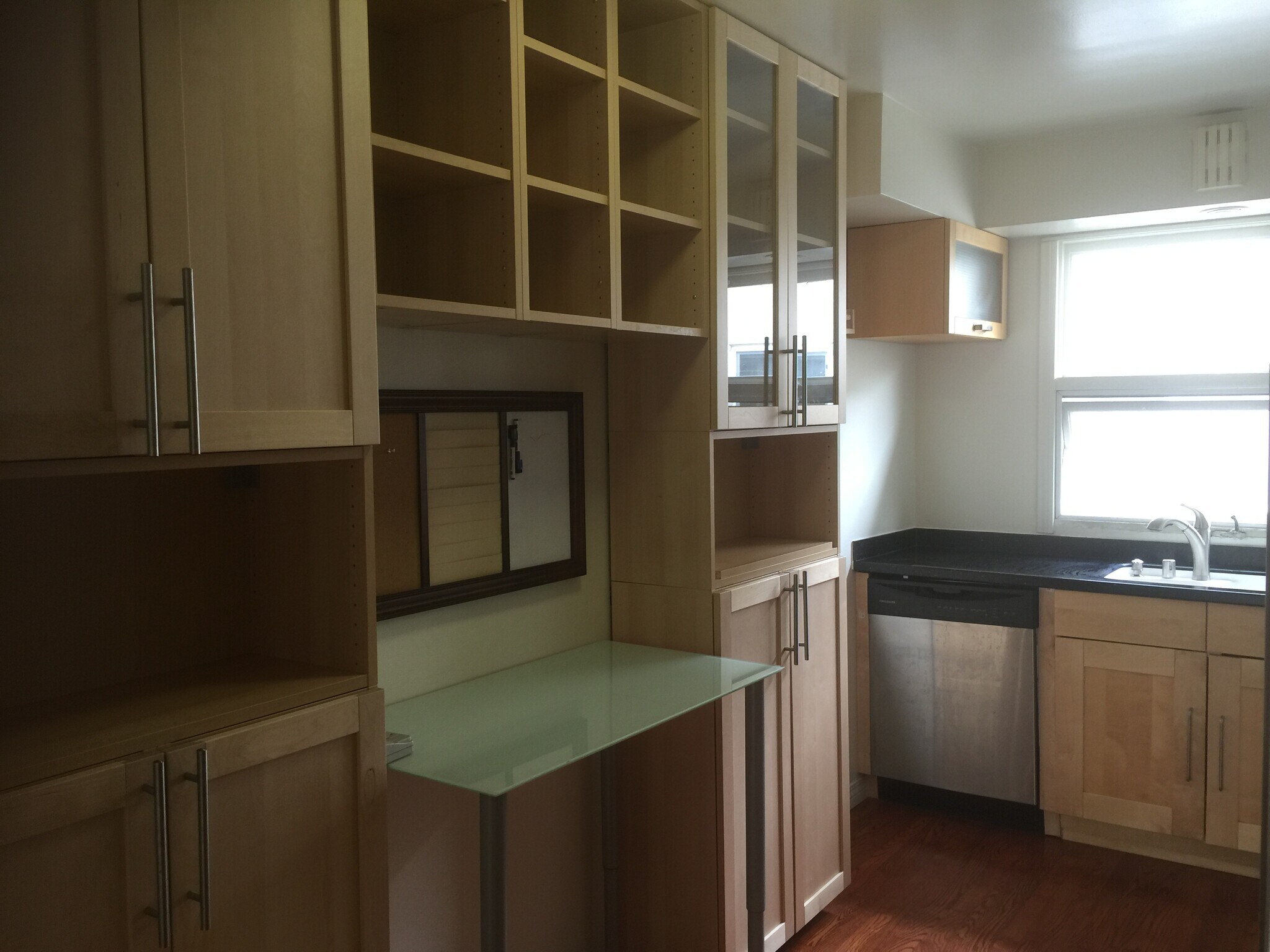 Building Photo - 933 E 1st St