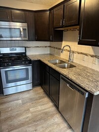 Building Photo - Updated 3 Bed 1.5 Bath Townhome with basement.