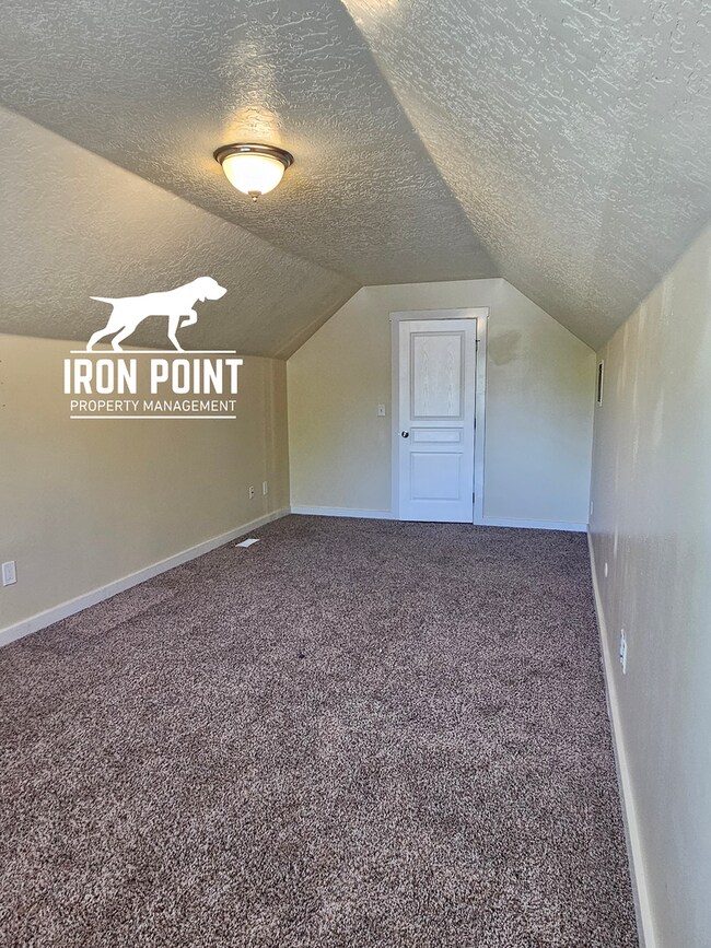 Building Photo - 3bed/2bath w/3 car garage, upstairs bonus room, vaulted ceilings, & fenced yard.