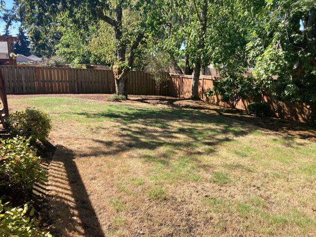 Building Photo - Three Bedroom Home in South Salem, Large Yard