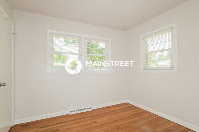 Building Photo - 3 Bedroom Pet-Friendly Home in St. Louis, MO with Main Street Renewal