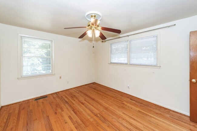 Building Photo - 453 Wade Hampton Dr