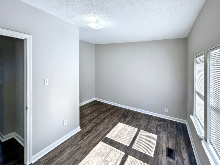 Building Photo - 430 Center St