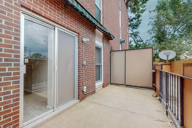 Building Photo - 1100 Alvarado Dr SE