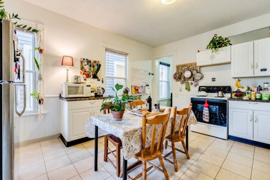 Building Photo - 170 Mansfield St