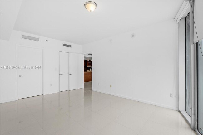 Building Photo - 495 Brickell Ave