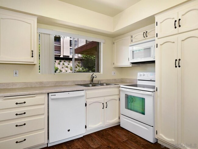 Building Photo - 6868 Hyde Park Dr