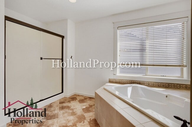 Building Photo - Spacious 4-Bedroom Portland Home with Fenced Yard, Fireplace & Modern Finishes!