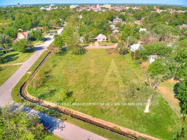Building Photo - Adorable Remodeled 1 Bed/1 Bath Cottage! C...