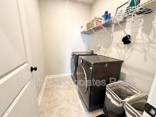 Building Photo - 99 Daybreak Way