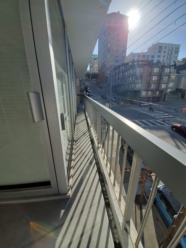 Building Photo - Renovated Pacific Heights 2x2 Condo with g...