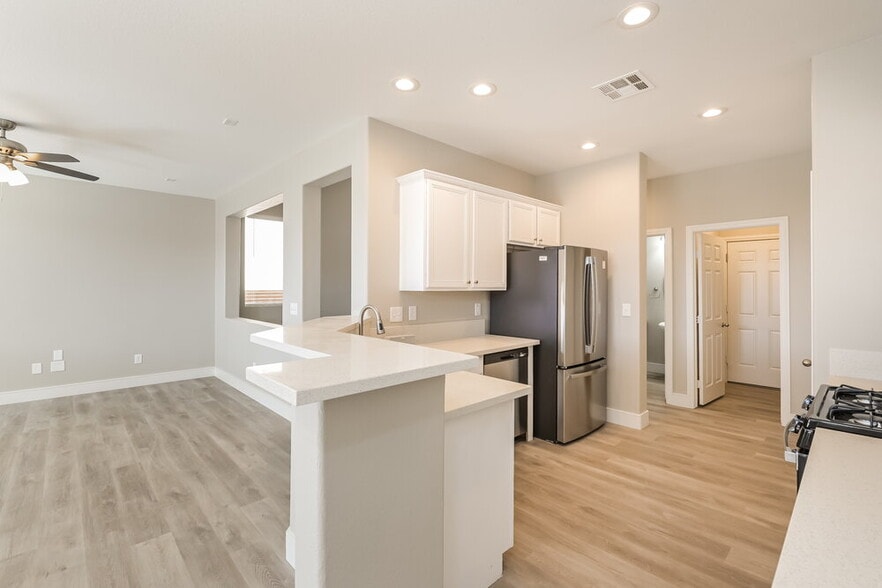 Building Photo - 10673 Mann St